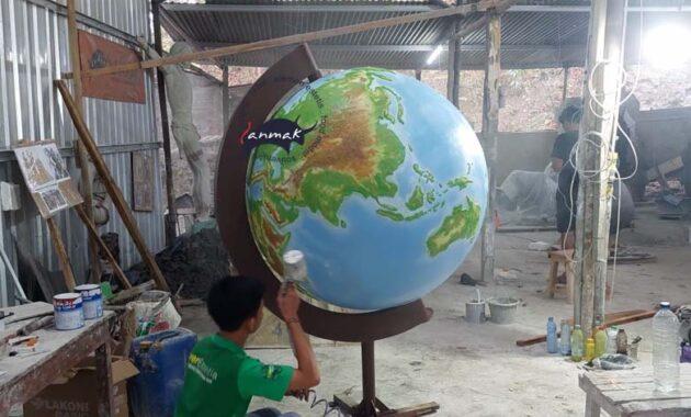 globe dengan tiang besi