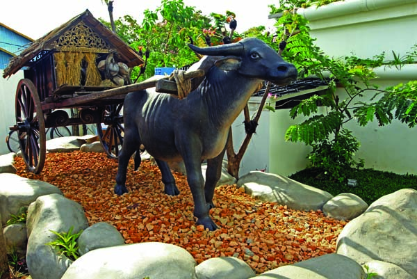 patung kerbau menarik pedati