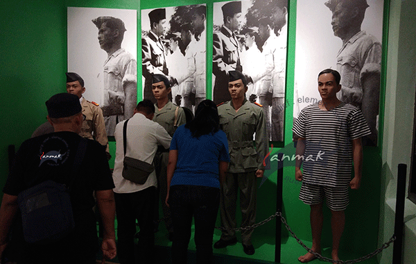 patung-manekin-tentara 
