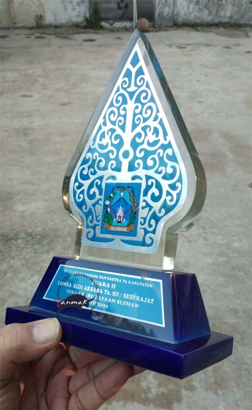 trophy resin