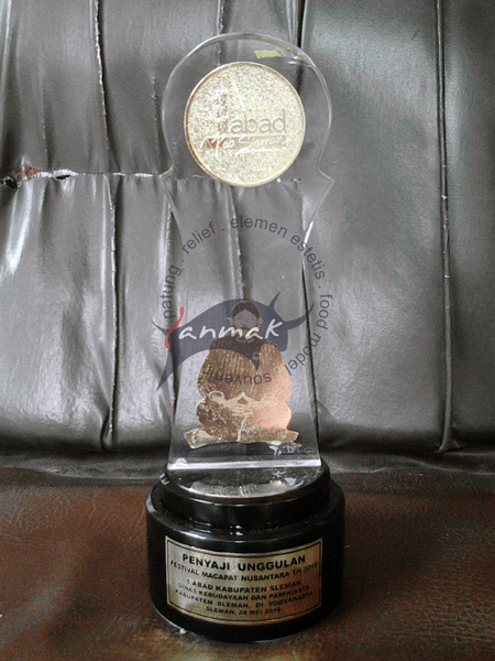 piala-dari-bahan-resin-bening