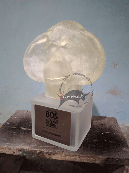 piala resin patung orang utan