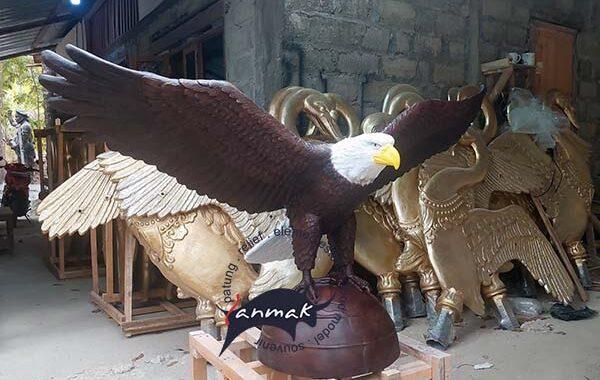patung burung elang rajawali
