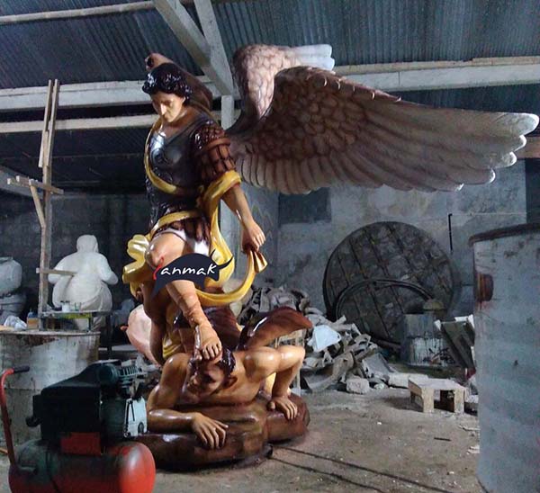 patung santo mikael