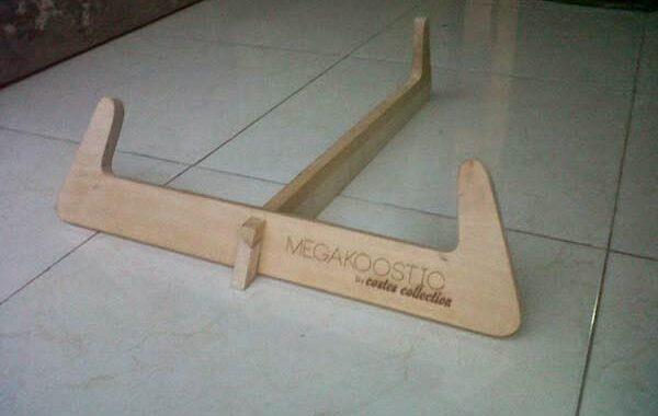 stand dari kayu