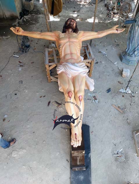 patung yesus disalib