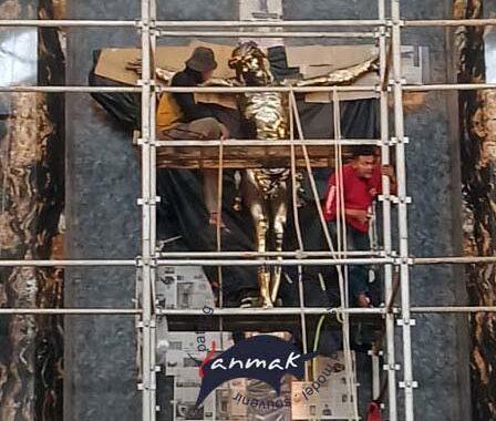 patung yesus di salib dari bahan logam perunggu
