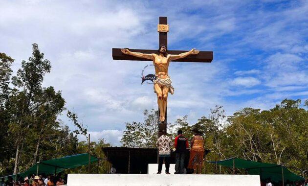 patung yesus disalib