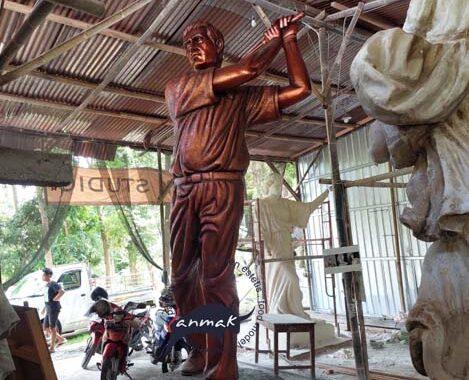 patung golfer