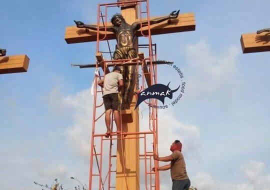 patung yesus disalibkan