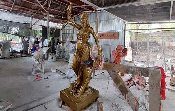 patung dewi keadilan
