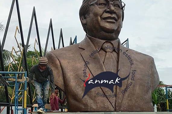 patung monumen