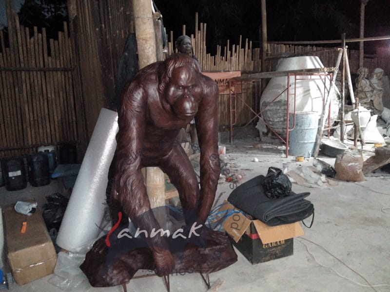 patung orang utan kuningan