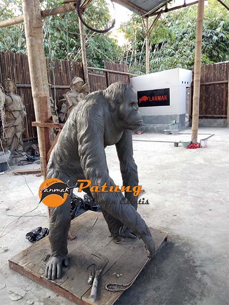 patung orang utan tanah liat