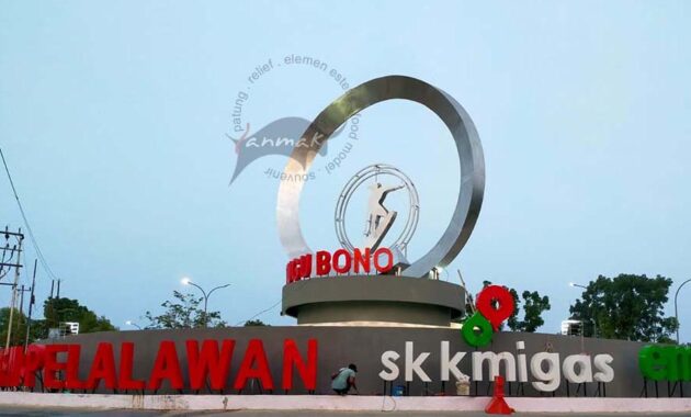 tugu patung stainless