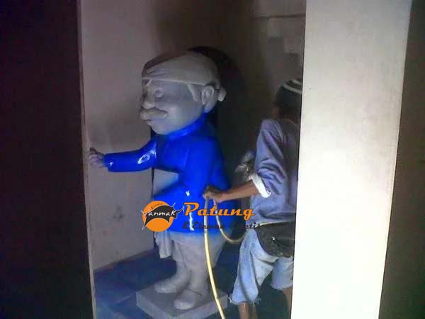 proses pemnuatan patung maskot