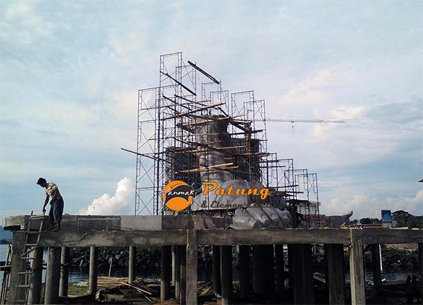 proses pendirian patung ukuran besar